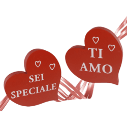 Decorazioni Romantiche: Cuori Rossi con Scritte 'Ti Amo' e 'Sei Speciale